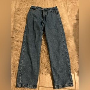 HIGH RISE FIVE POCKET JEANS. WASHED EFFECT.